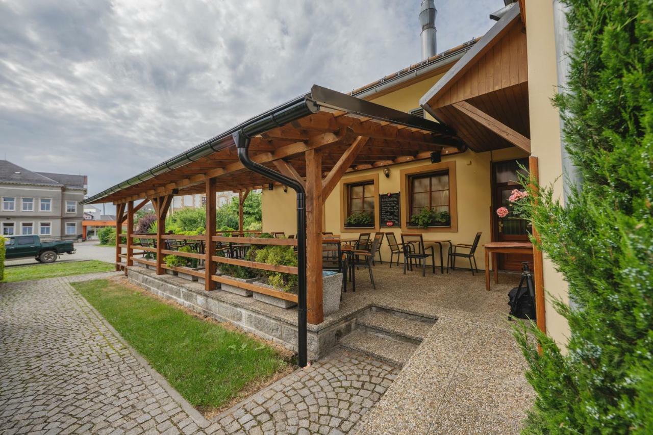 Hotel Taverna Javorník Buitenkant foto