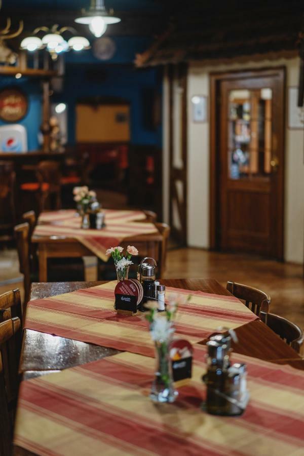 Hotel Taverna Javorník Buitenkant foto
