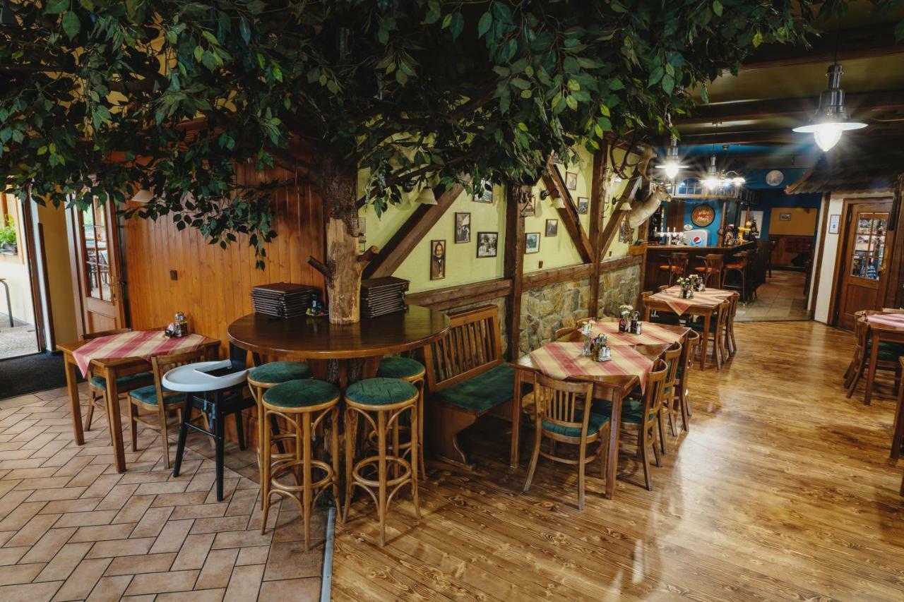 Hotel Taverna Javorník Buitenkant foto