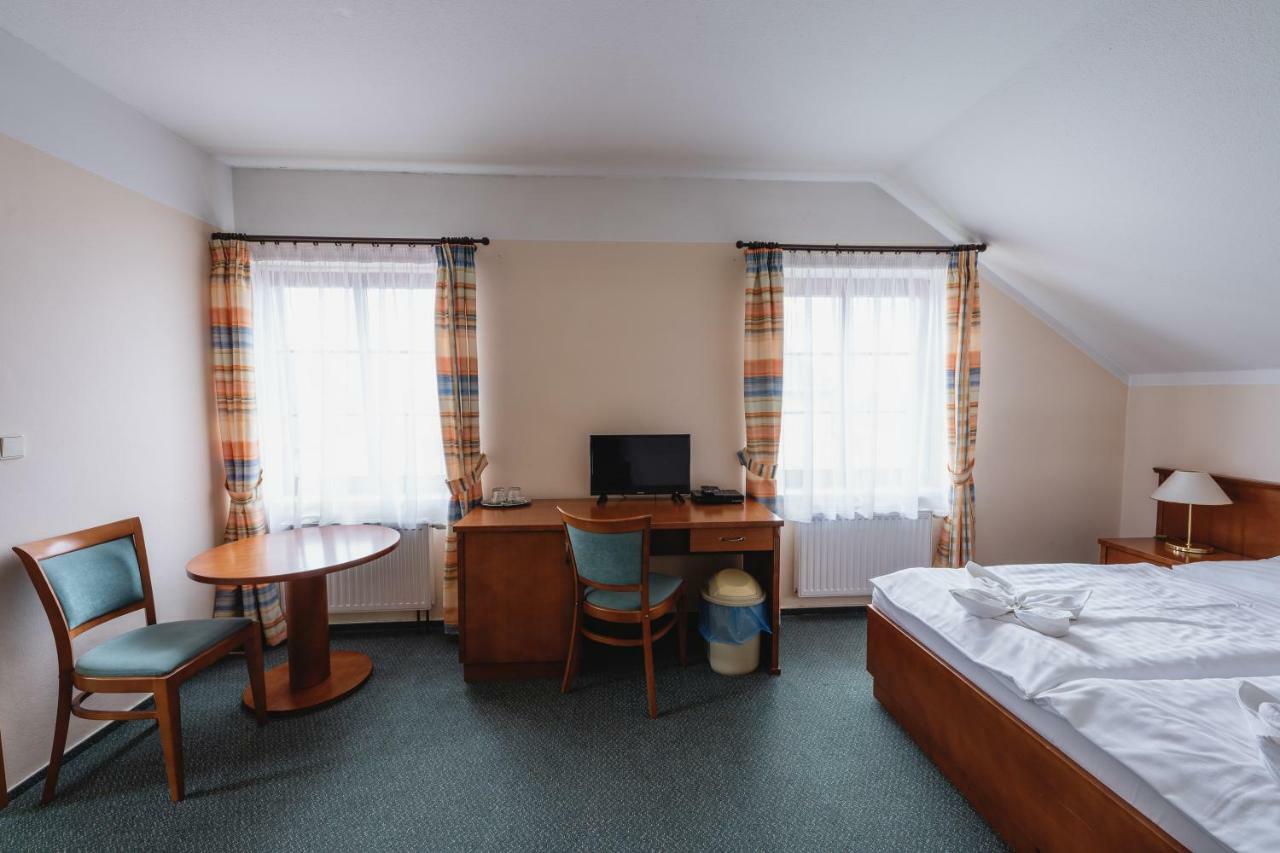 Hotel Taverna Javorník Buitenkant foto