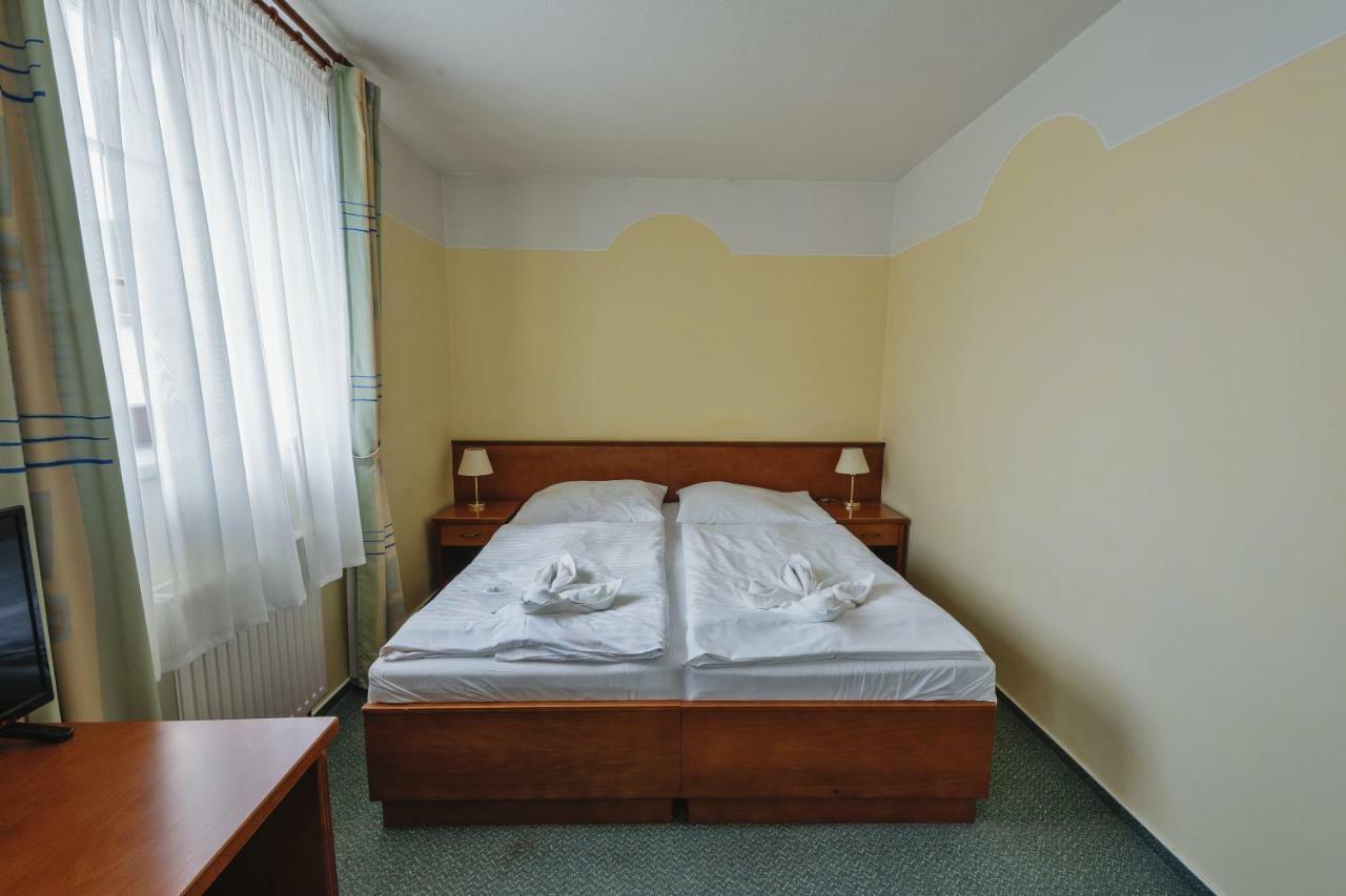 Hotel Taverna Javorník Buitenkant foto