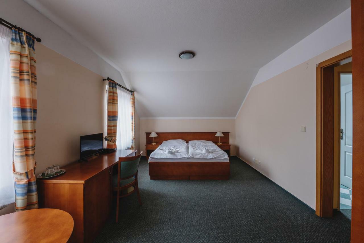 Hotel Taverna Javorník Buitenkant foto