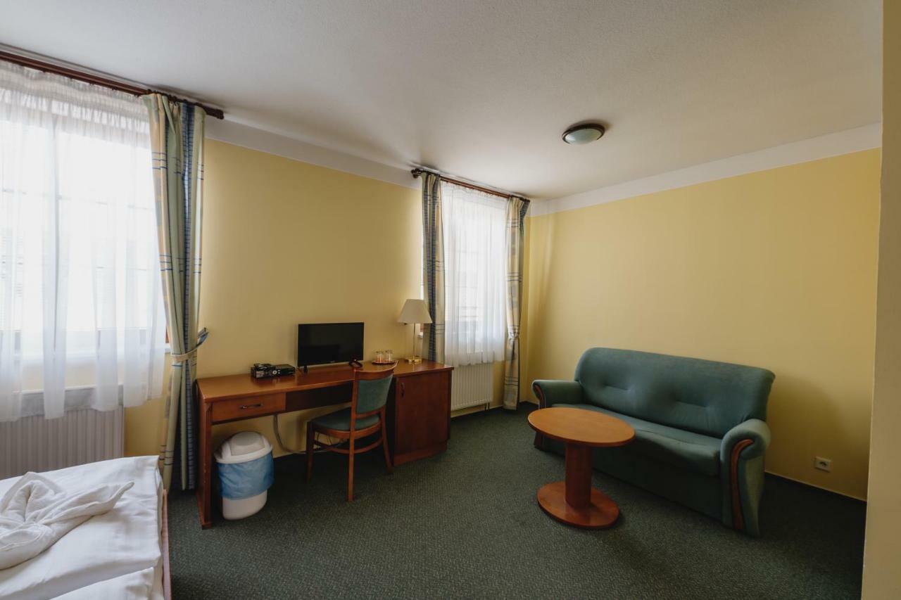 Hotel Taverna Javorník Buitenkant foto