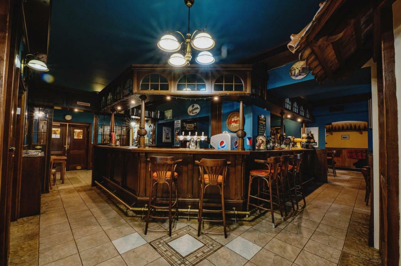 Hotel Taverna Javorník Buitenkant foto