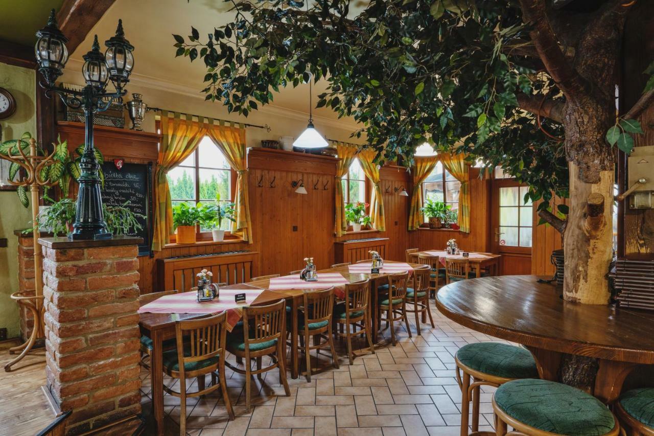 Hotel Taverna Javorník Buitenkant foto