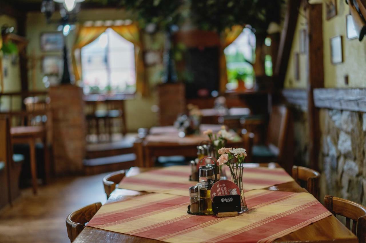 Hotel Taverna Javorník Buitenkant foto
