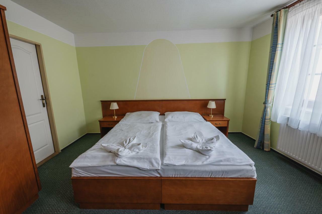 Hotel Taverna Javorník Buitenkant foto