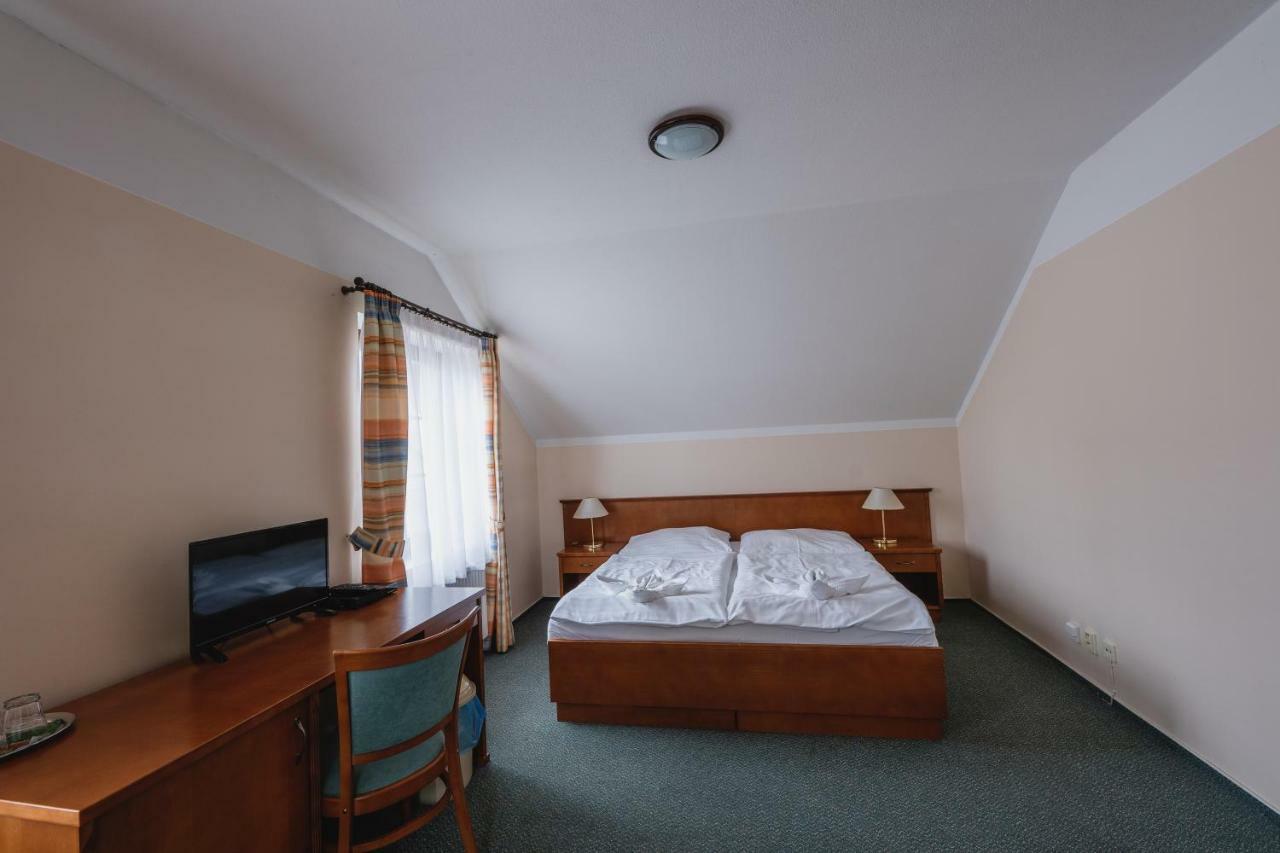 Hotel Taverna Javorník Buitenkant foto