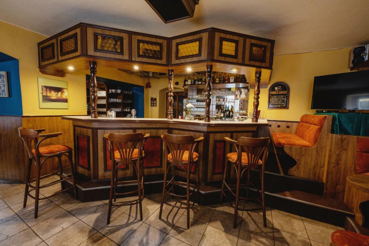 Hotel Taverna Javorník Buitenkant foto