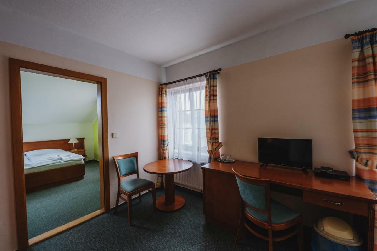Hotel Taverna Javorník Buitenkant foto