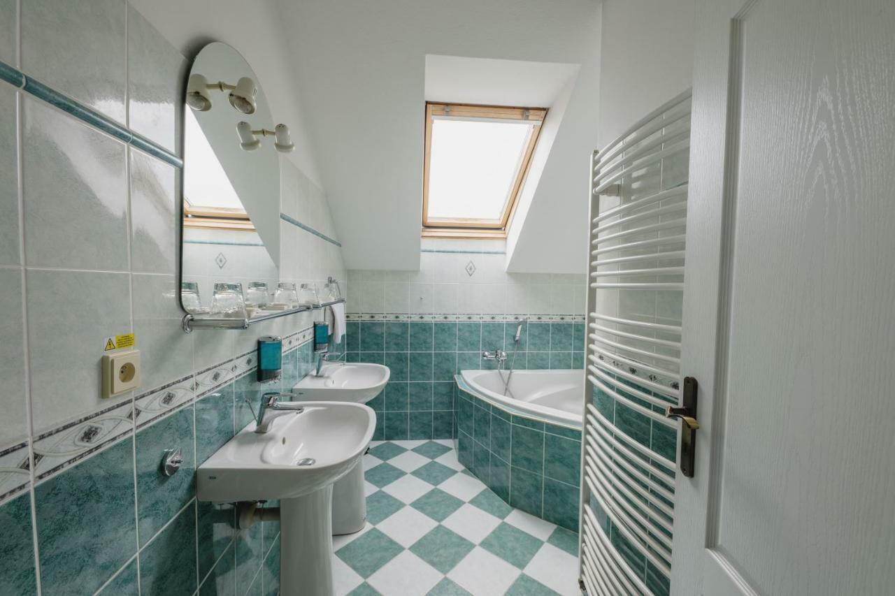 Hotel Taverna Javorník Buitenkant foto