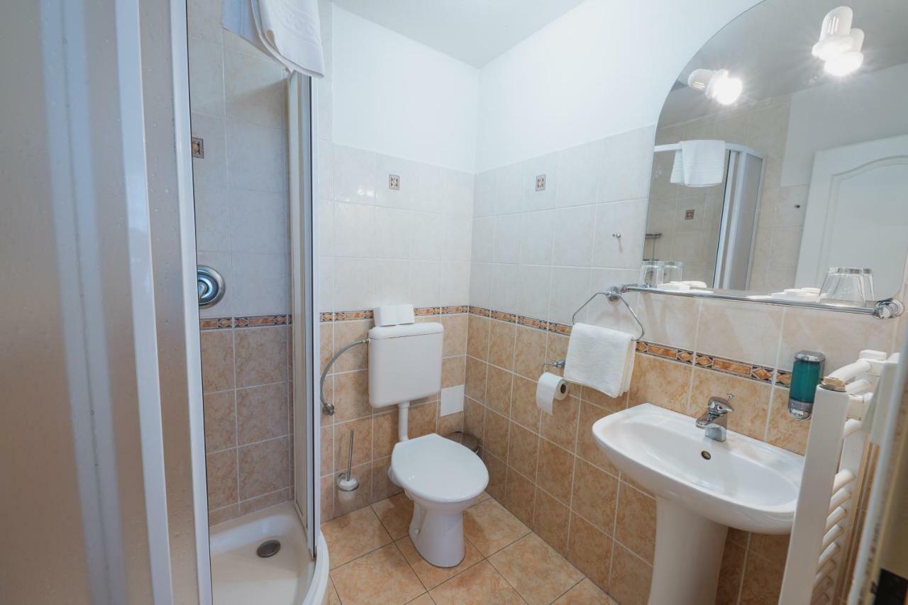 Hotel Taverna Javorník Buitenkant foto