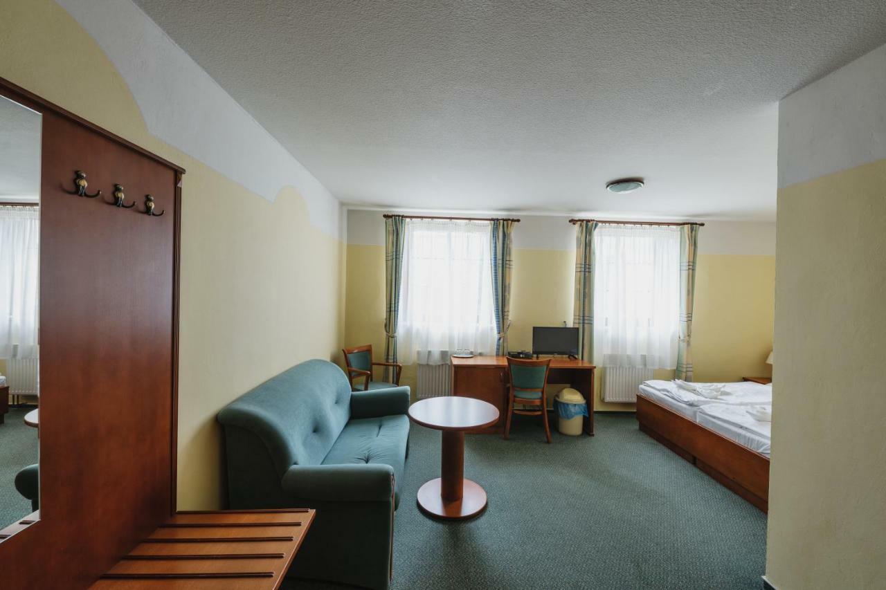Hotel Taverna Javorník Buitenkant foto