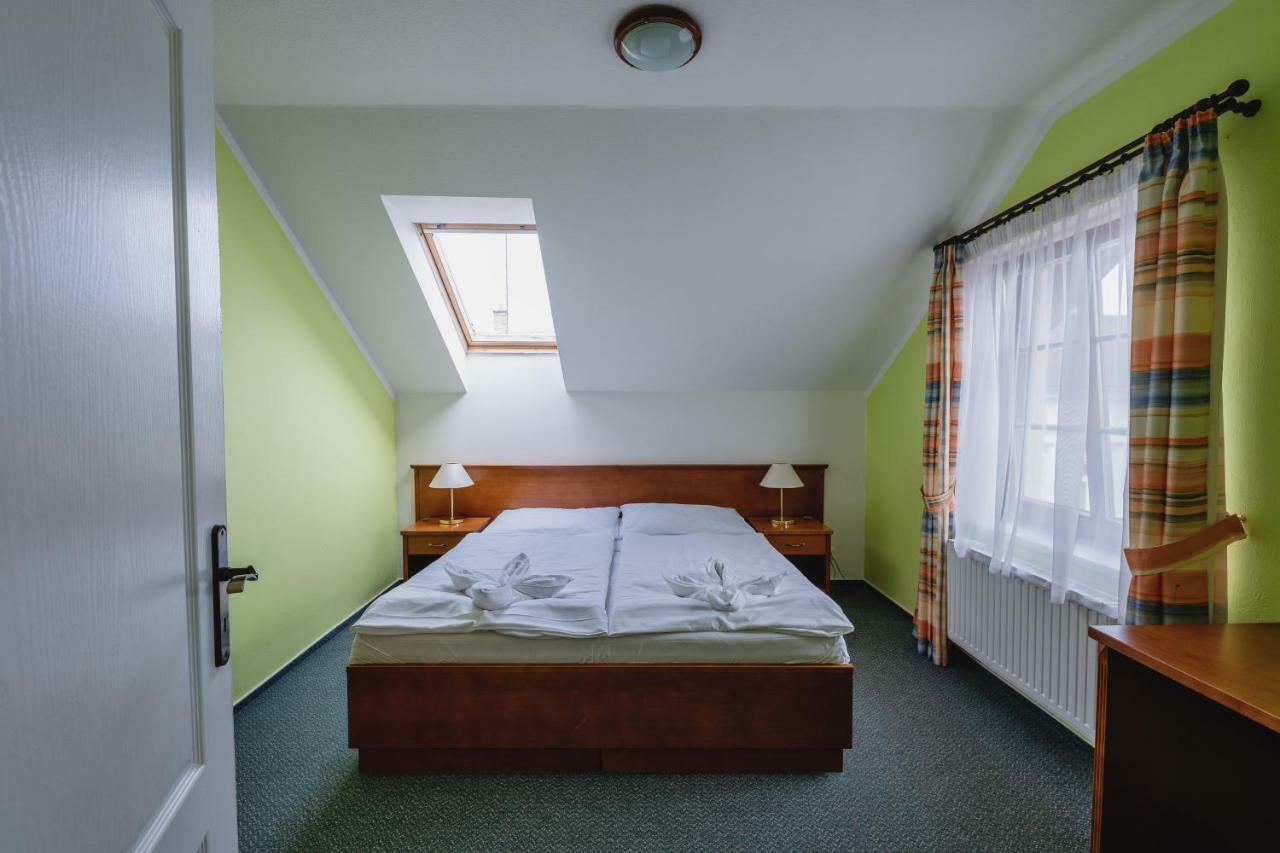 Hotel Taverna Javorník Buitenkant foto