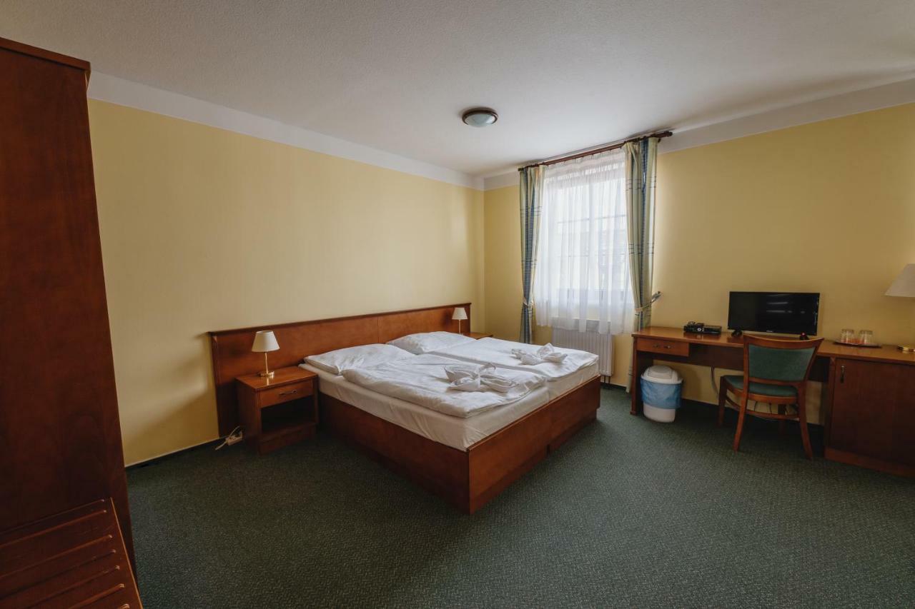 Hotel Taverna Javorník Buitenkant foto
