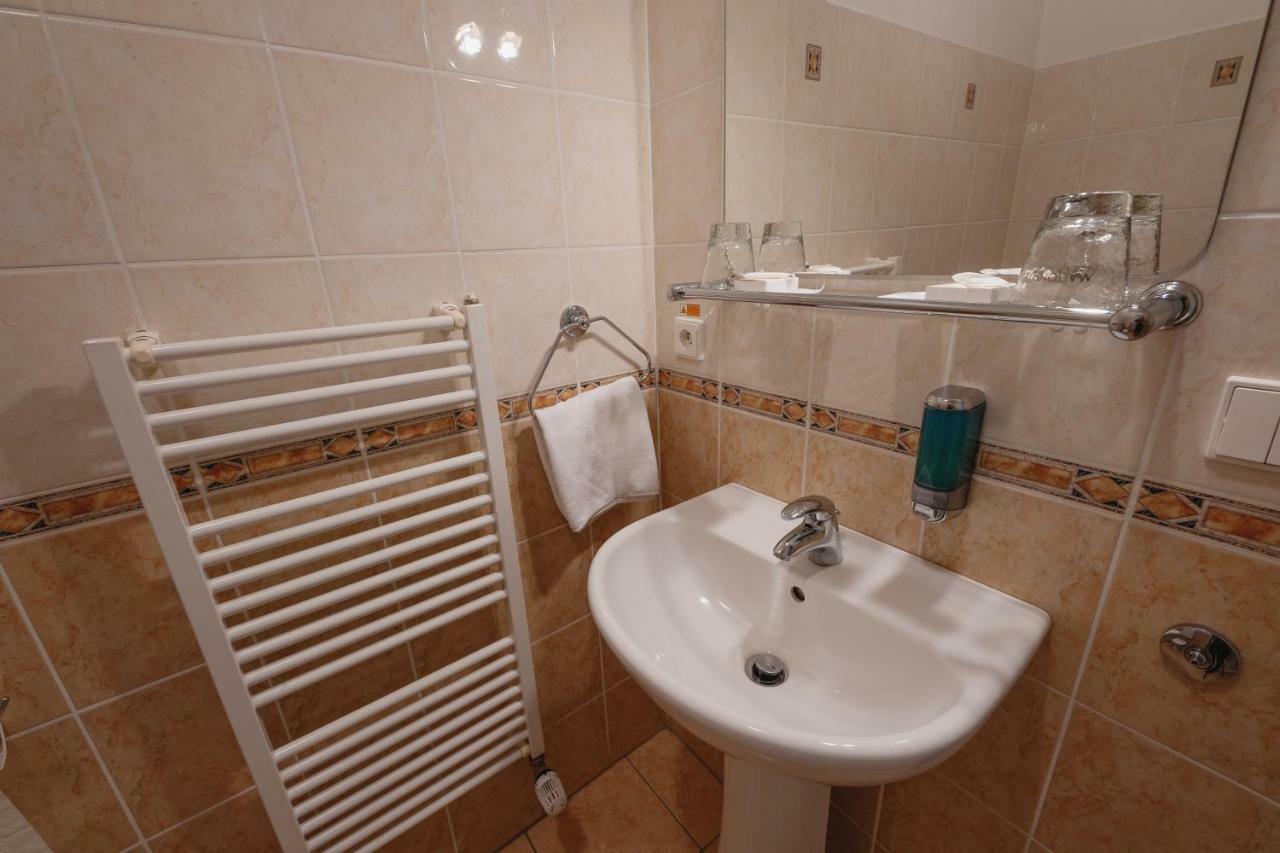 Hotel Taverna Javorník Buitenkant foto